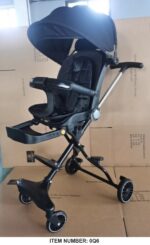 عربة خفيفة الوزن بظلٍ واقٍ، مخصصة للأطفال الصغار، مناسبة للتنقلات القصيرة والنزهات السريعة.